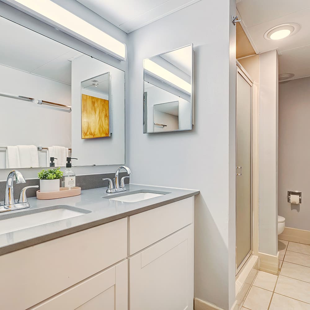 Bathroom-02-Illini-Tower-Champaign-04