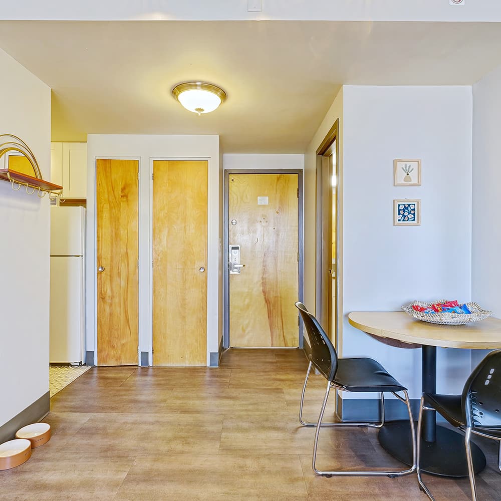 Dining-Room-01-Illini-Tower-Champaign-04