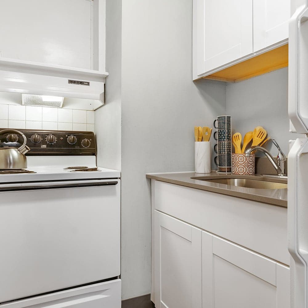 Kitchen-01-Illini-Tower-Champaign-02