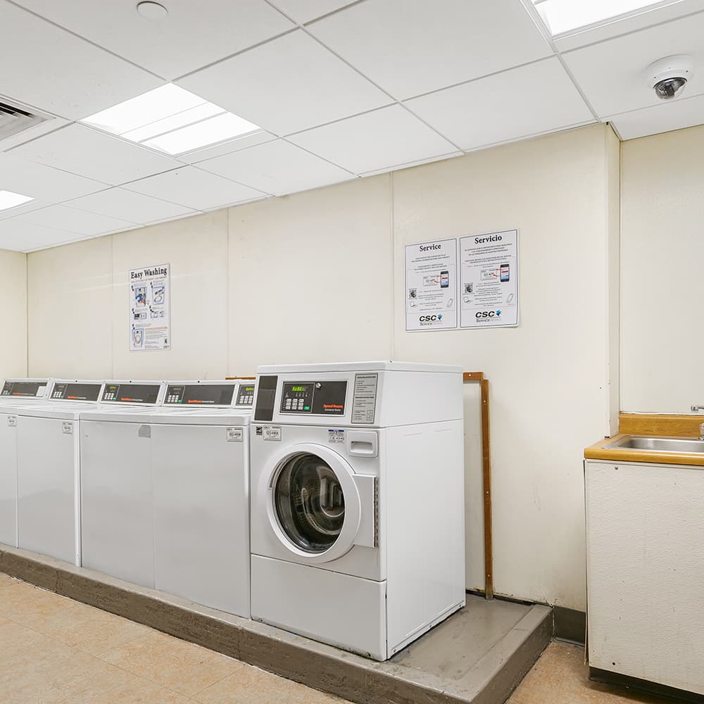 Laundry-Room-01-Illini-Tower-Champaign-02